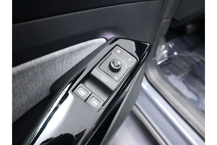 $17508 : Volkswagen ID.4 2023 Pro 4dr image 10