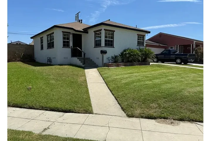 $1400 : South Gate. This charming 2-br image 1