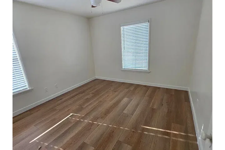 $900 : Fully fenced front & backyard! image 4