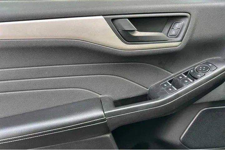 $15986 : Ford Escape 2022 S 4dr SUV image 9