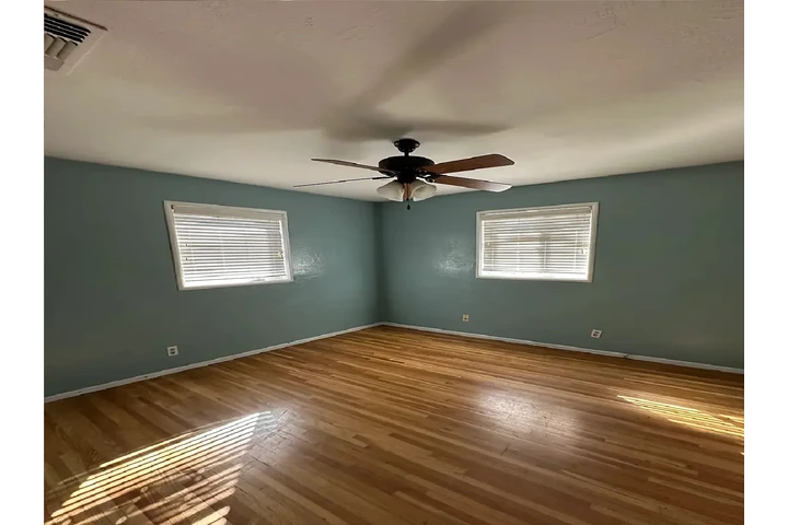 $900 : hardwood Single Family Home image 4