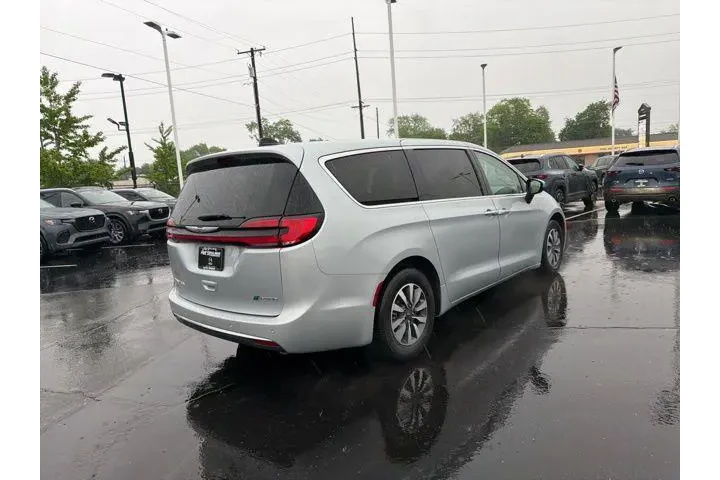 $27980 : Chrysler Pacifica Plug-In Hy image 8