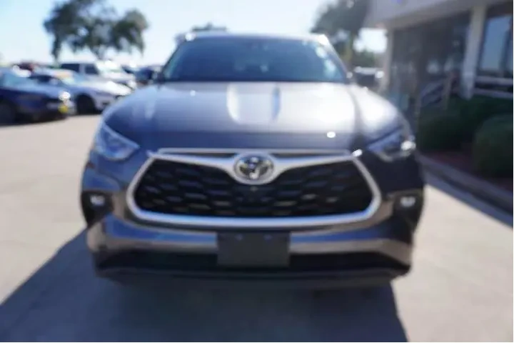 $25988 : Toyota Highlander 2020 LE 4d image 2