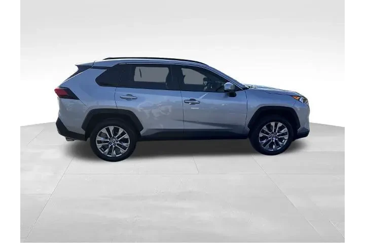 $29371 : Toyota RAV4 2021 XLE Premium image 9