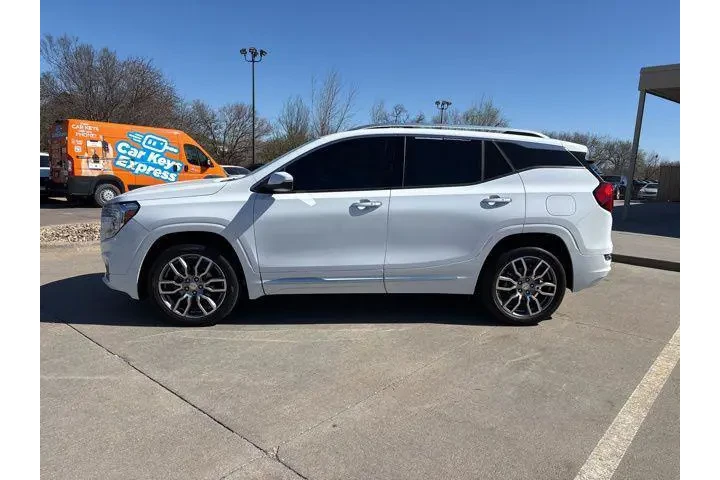 $28998 : GMC Terrain 2022 AWD Denali image 2