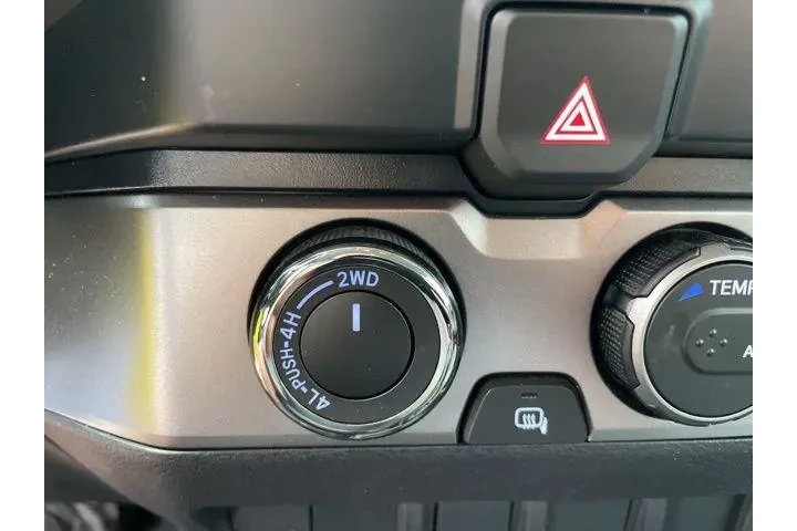 $35992 : Toyota Tacoma 2021 4x4 SR5 V image 8