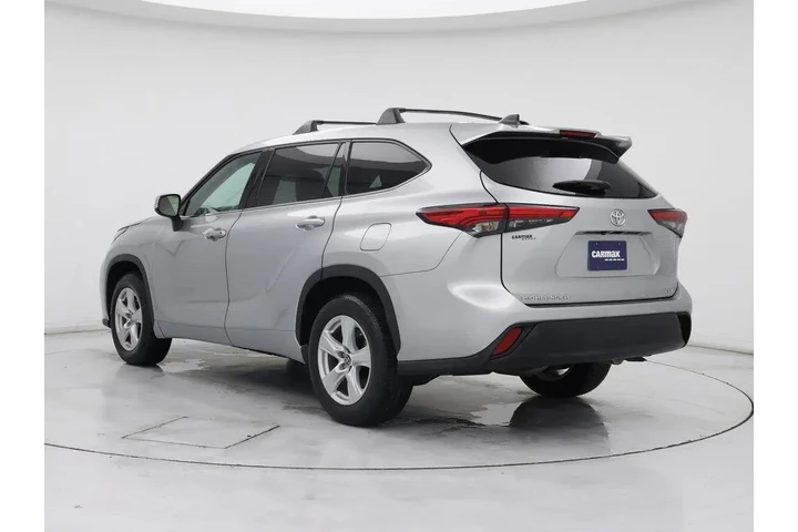 $29998 : Toyota Highlander 2022 LE 4d image 2