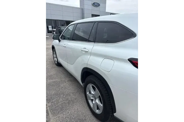 $34840 : Toyota Highlander 2023 LE 4d image 5
