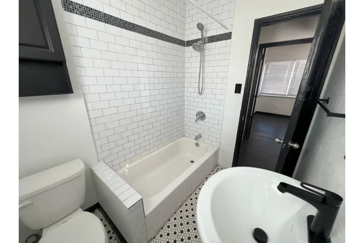 $1100 : Green Yard House image 4