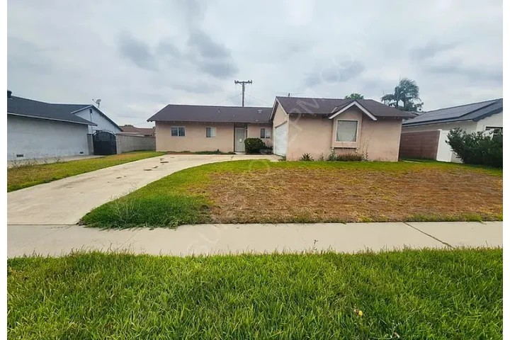 $2495 : Beautiful Modern 3-Bedroom AC image 2