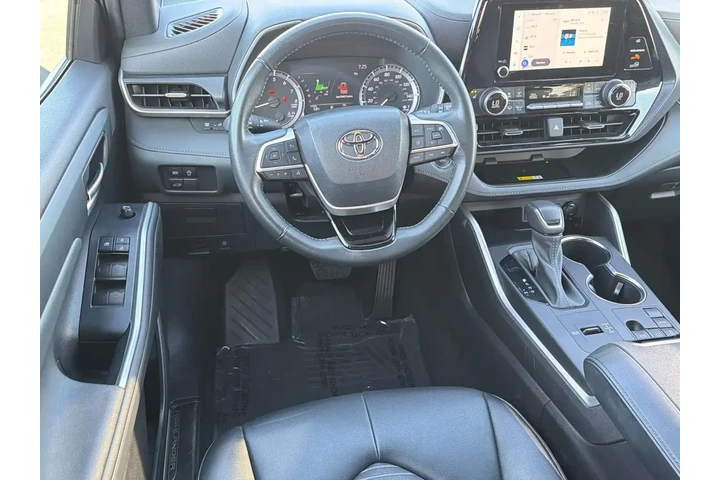 $37599 : Toyota Highlander 2023 L 4dr image 10