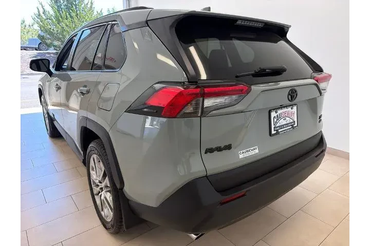 $27507 : Toyota RAV4 2021 AWD XLE Pre image 5
