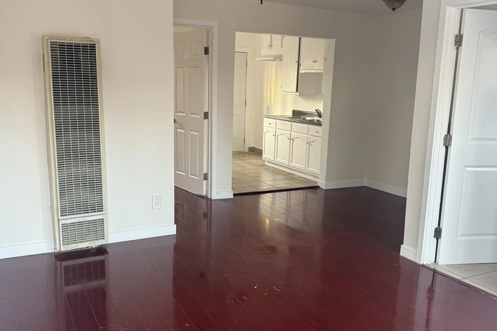 $1600 : 1 REC, 1 BAÑO, COMPTON image 3