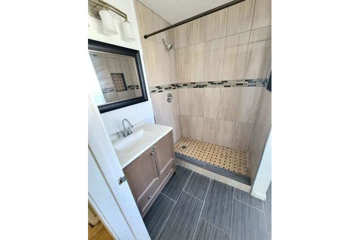 $2500 : 3 Bedroom Home In Koreatown image 9