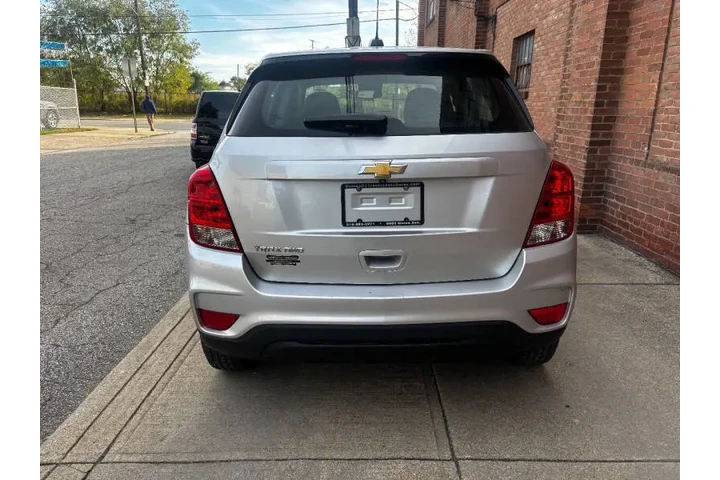 $9400 : 2018 Trax LS image 6