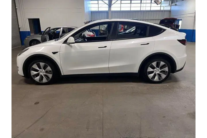 $27939 : Tesla Model Y 2022 AWD Long image 6