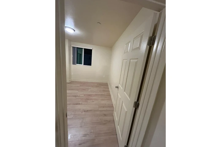 $1100 : UN CUARTO EN RENTA image 2