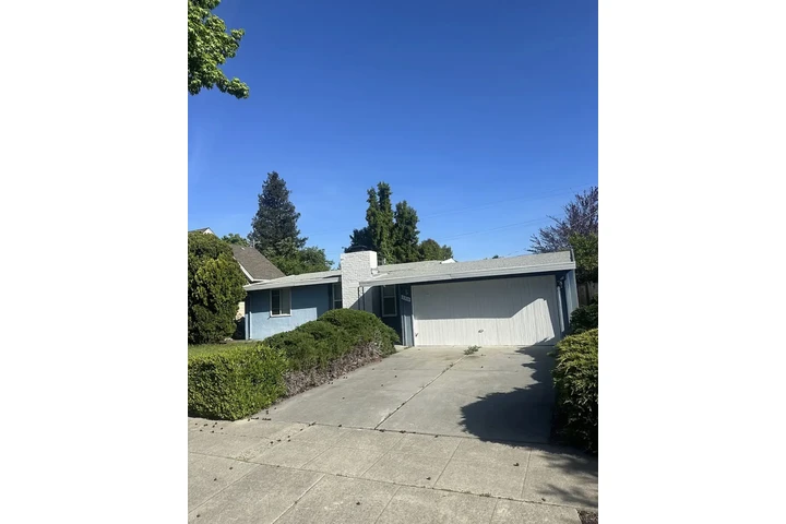 $900 : beautifully spacious home image 1