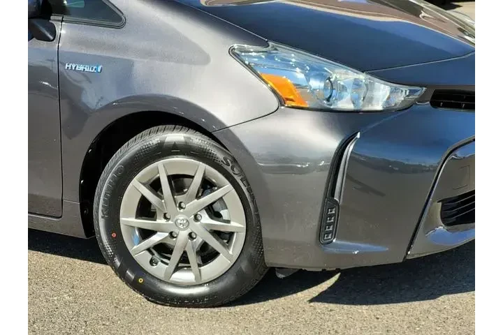 $14812 : Toyota Prius v 2017 Two 4dr image 6