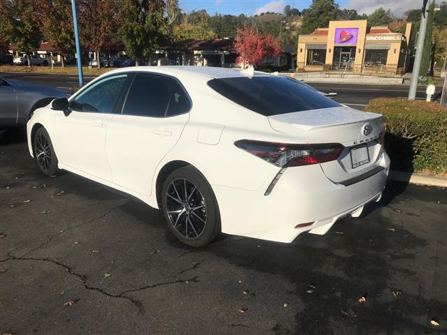 $26995 : 2021 Camry SE Auto (Natl) image 2