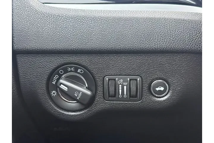 $22981 : Chrysler 300 2021 S V6 4dr S image 9