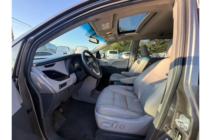 $17995 : 2017 Sienna XLE 8-Passenger image 9