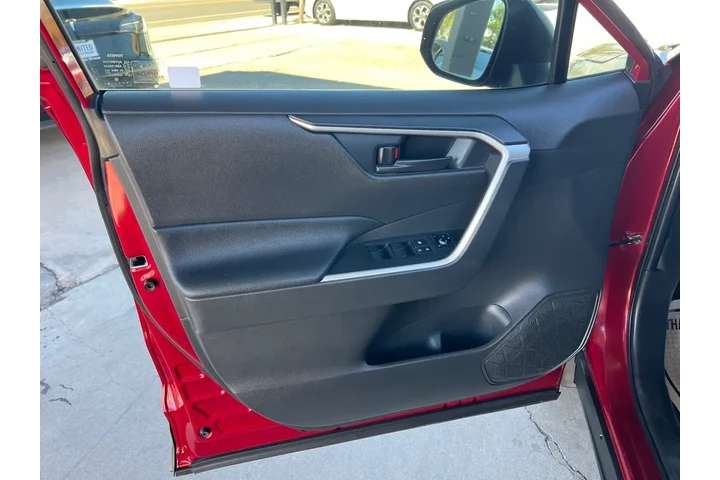 2020 RAV4 LE AWD image 10