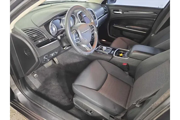 $25998 : Chrysler 300 2023 Touring 4d image 10