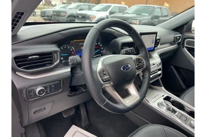 $27742 : Ford Explorer 2022 AWD XLT 4 image 7