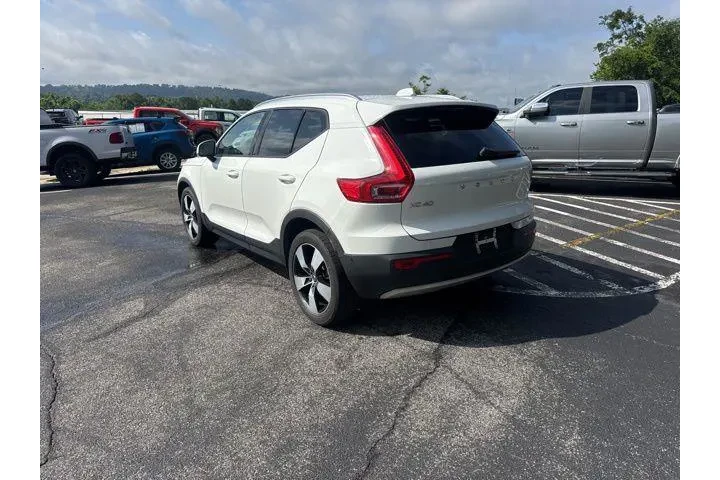 $17690 : Volvo XC40 2019 T4 Momentum image 5