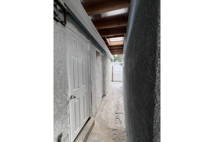 $1350 : Garage convertido en vivienda image 4