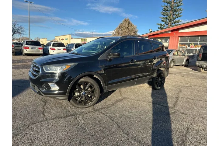 2017 Escape SE image 3