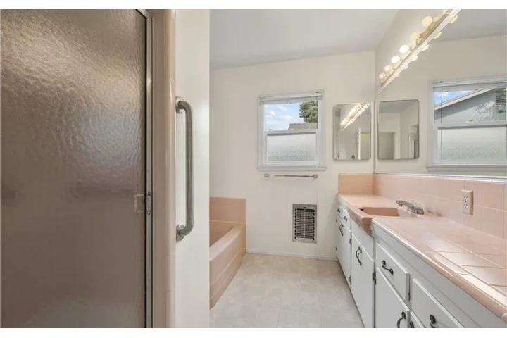 $2480 : 3Bed 2Bath House in South Gate image 8