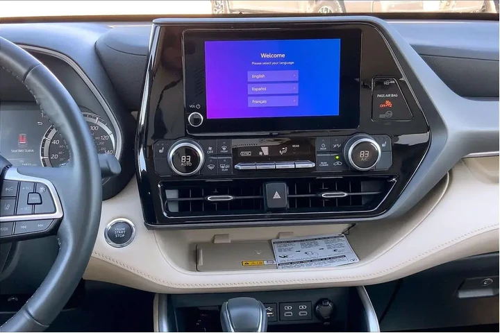 $37989 : Toyota Highlander 2023 L 4dr image 6