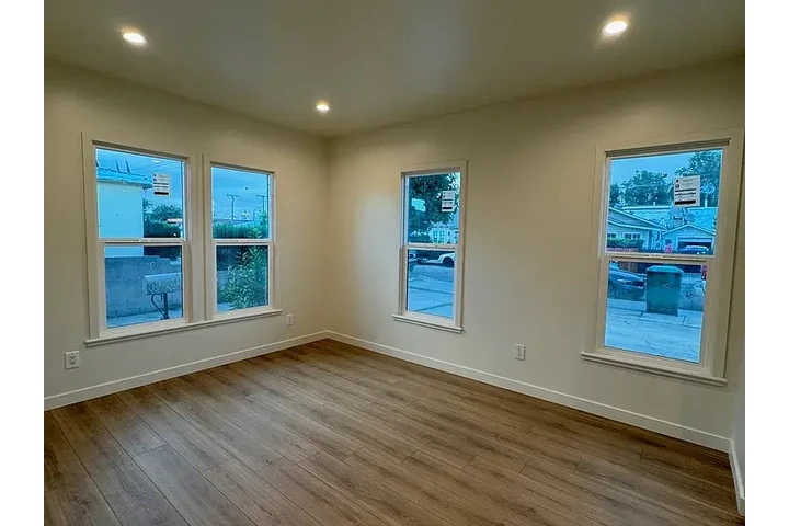 $900 : This well-maintained 2-bedroom image 8