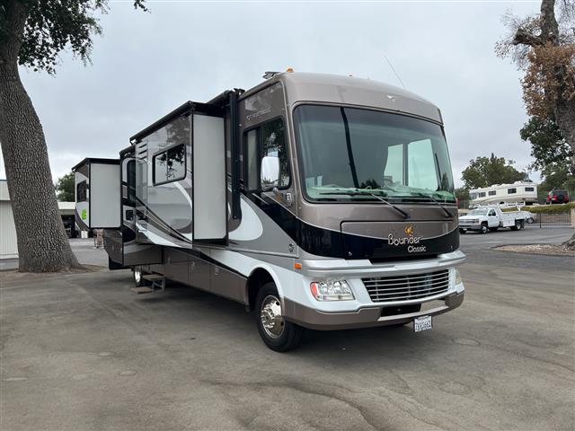 $55995 : 2013 Fleetwood Bounder M-34M image 2