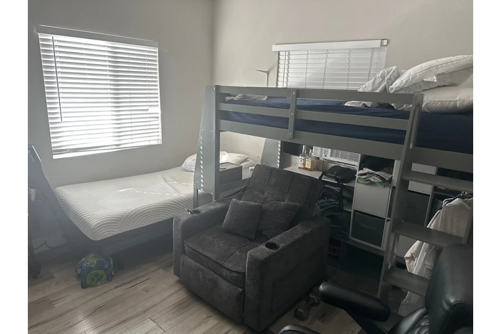 $970 : Se renta cuarto y  parking image 2
