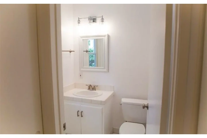 $1900 : Beautiful 2 Bedroom Home in LA image 9