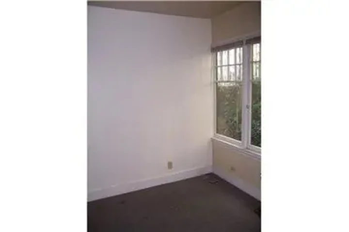 $710 : Rental property with 1 bedro image 9