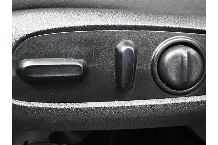 $17576 : Chevrolet Equinox 2021 LS 4d image 9