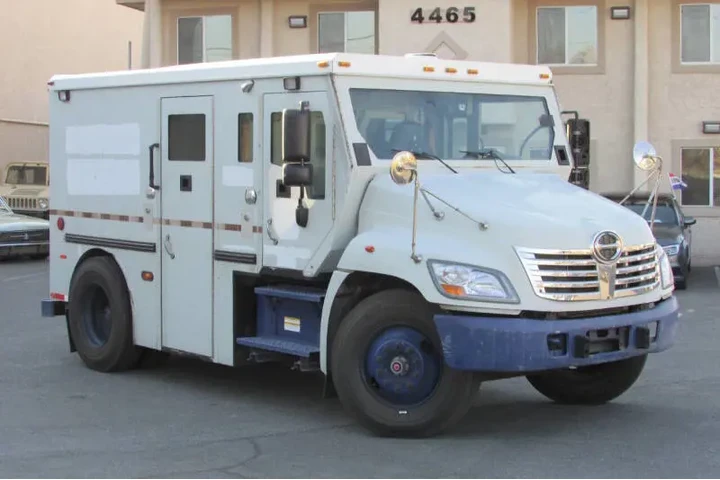 $15995 : 2008 Hino 268 image 1