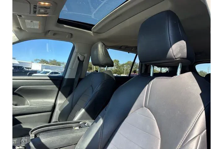 $24895 : Toyota Highlander 2021 XLE 4 image 8