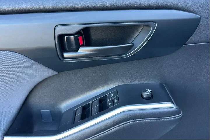 $29998 : Toyota Highlander 2023 L 4dr image 10