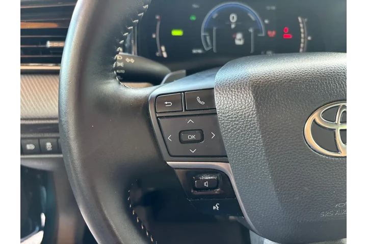 2025 Camry SE image 9