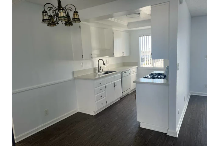 $1300 : Available to move in image 3