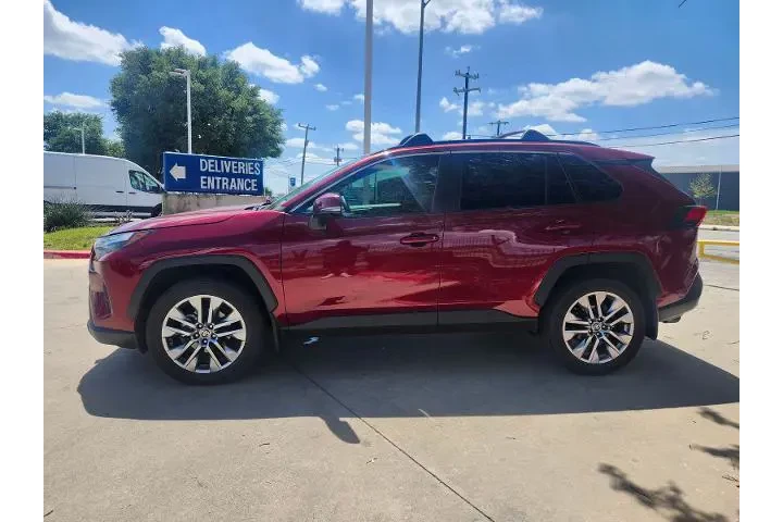 $29998 : Toyota RAV4 2023 XLE Premium image 5