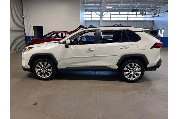 $28983 : Toyota RAV4 2021 XLE Premium image 6