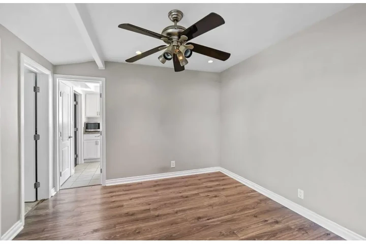 $2500 : 3 Bed House in Vermont Square image 6