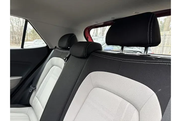 $17916 : Hyundai VENUE 2023 SEL 4dr C image 7