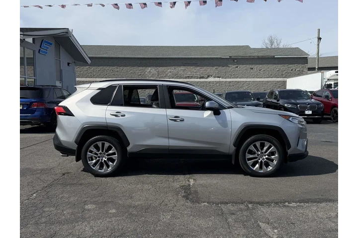 $30298 : Toyota RAV4 2021 AWD XLE Pre image 9